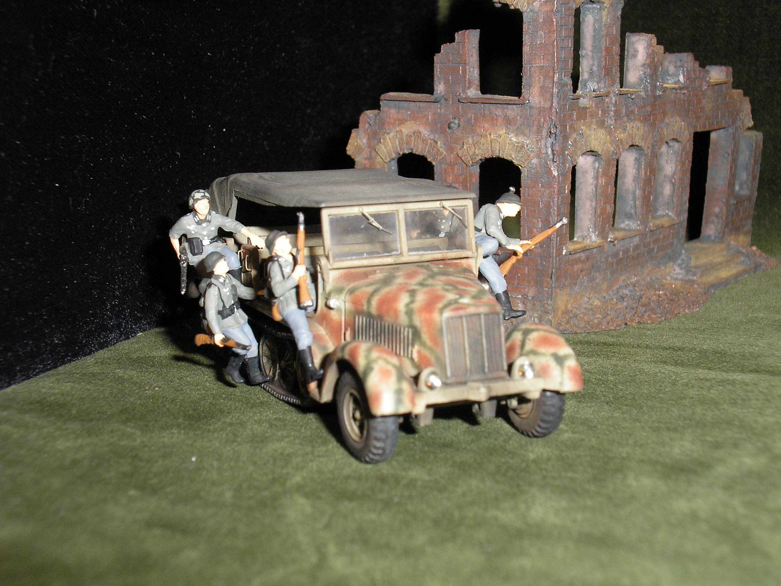 ROCO sdkfz7 8 ton Artillery Tractor/Preiser Crew