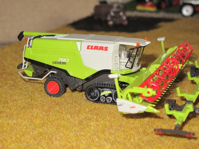 Claas moissonneuse batteuse Lexion 780 chenille..JPG