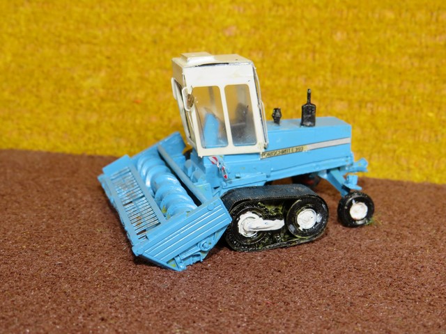 Fortschritt faucheuse chenille E 301                .JPG