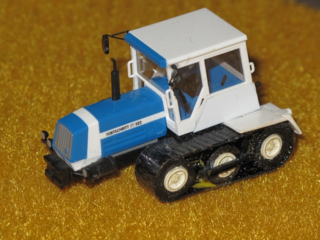 Fortschritt ZT 303 chenille.JPG