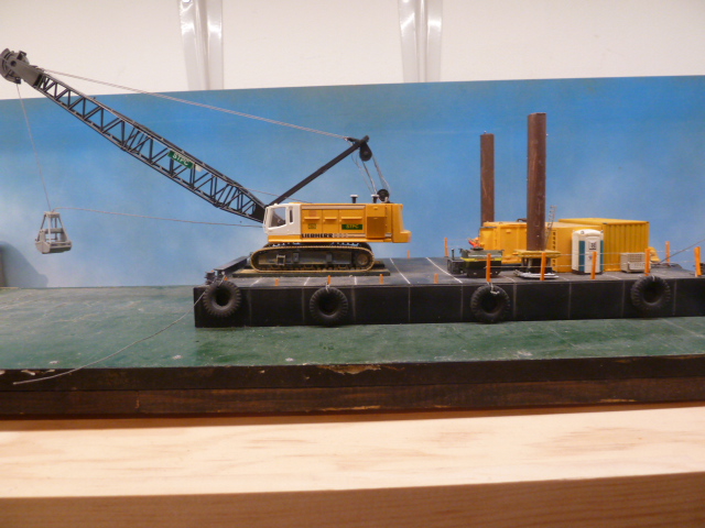 LIEBHERR 883 en benne preneuse sur ponton