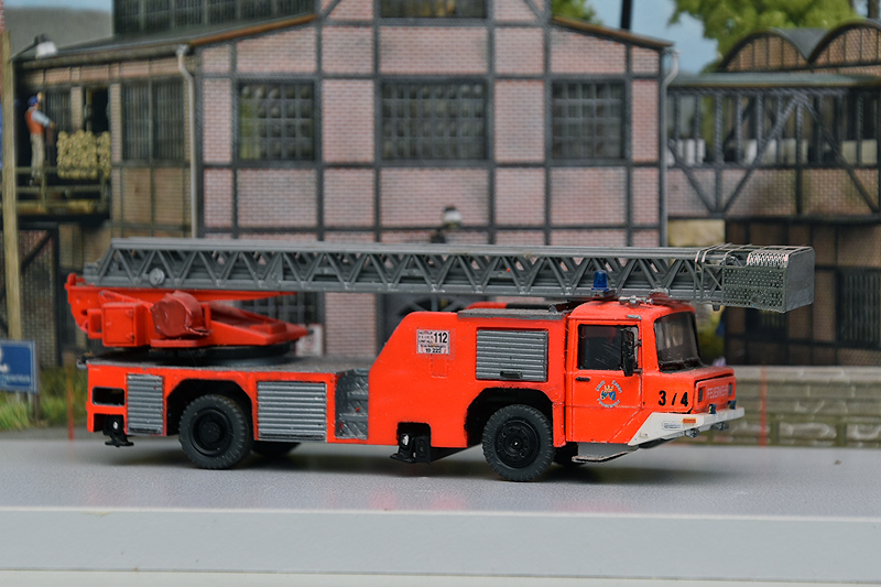 Echelle pivotante Magirus, modèle bas, 3ème génération.<br />Preiser Resin avec échelle Preiser.
