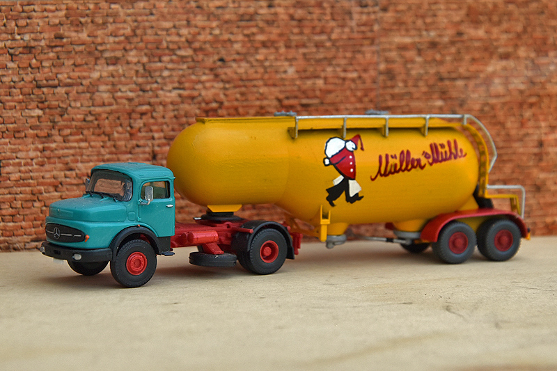 Modèle à construire soi-même avec tracteur Preiser.<br />Silo de petite série avec pièces Wiking et Kibri, peint à la main.