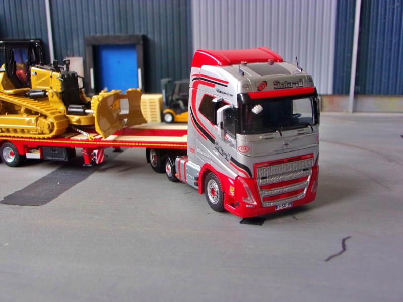 Volvo FH 6x2 CAT D5-8.jpg