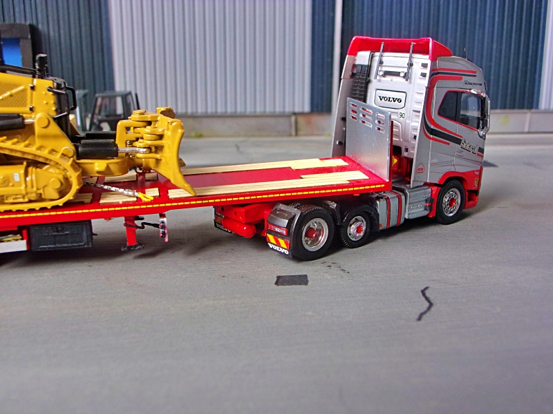 Volvo FH 6x2 CAT D5-7.jpg