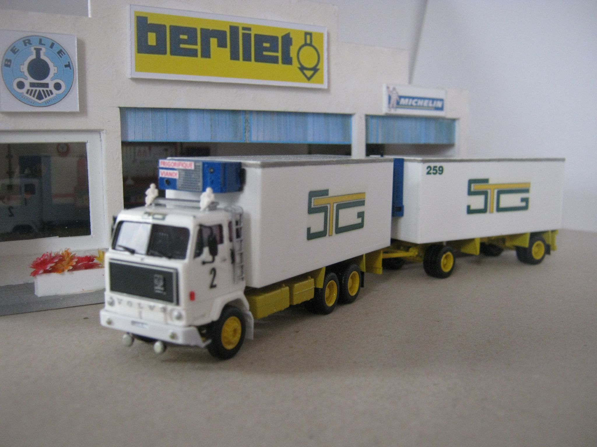 F89 2 CR.JPG