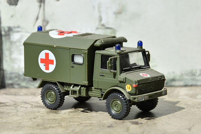 Unimog U 1300/ 4 brancards