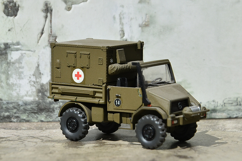 Unimog U 90 avec conteneur sanitaire/ fictif