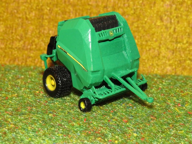 John Deere round baller          JD 461M                               .JPG