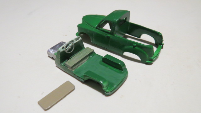 le dossier est collé sur la paroi