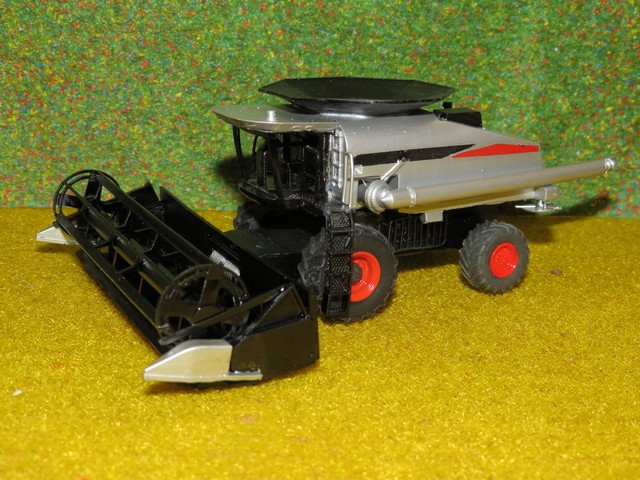 Gleaner moissonneuse batteuse R66     .JPG