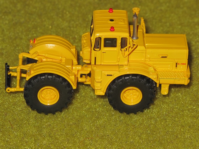 Kirovets K700       .JPG