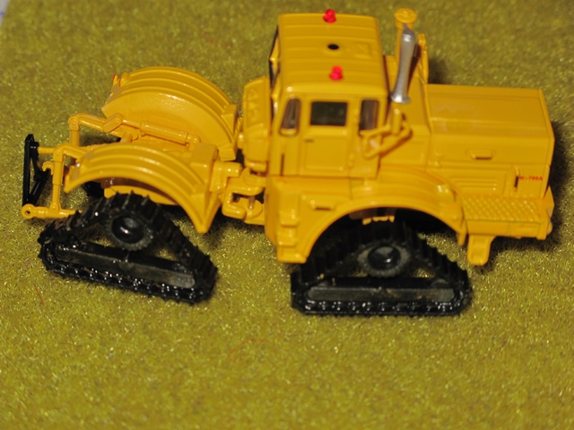Kirovets K700 chenilles              .JPG