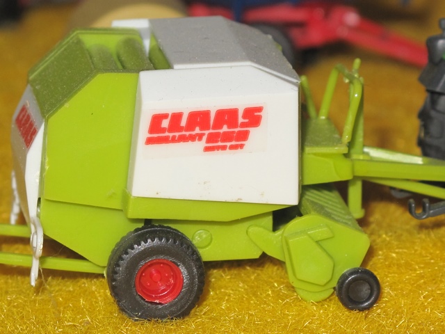 Claas round baller 250                     .JPG
