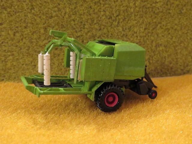 Claas presse enrubaneuse 355RC                .JPG