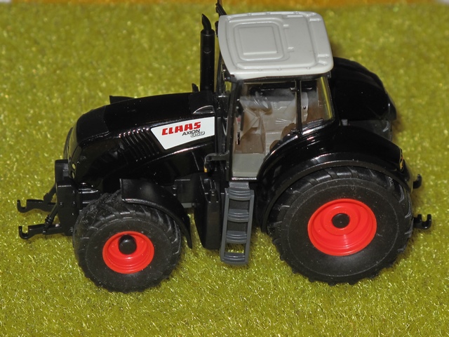 Claas  Axion 850 noir                    .JPG