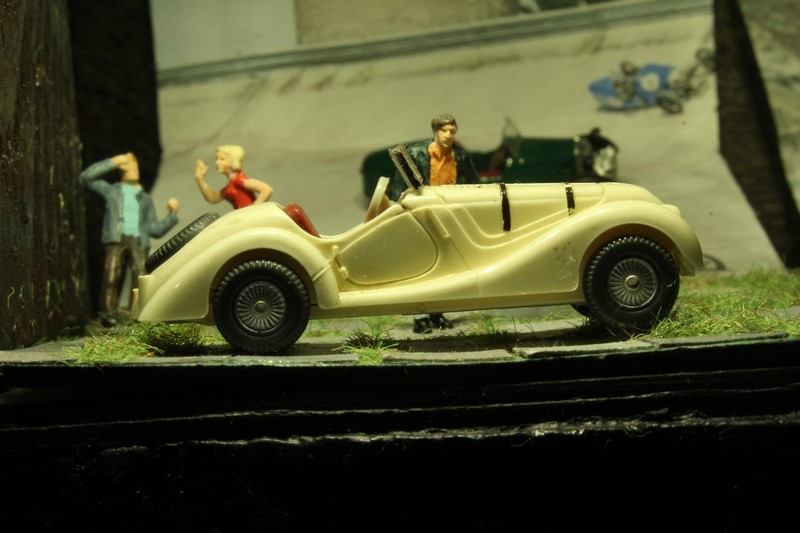 le chassis, le volant et le pare brise, énormes sur ce modèle déjà bien ancien