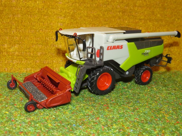 Claas moissonneuse batteuse  Trion 730 avec pick-up à tapis..JPG