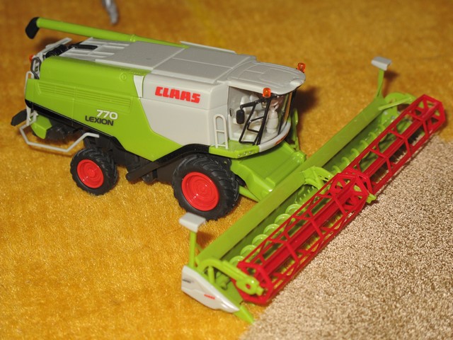 Claas moissonneuse batteuse Lexion 770                      .JPG