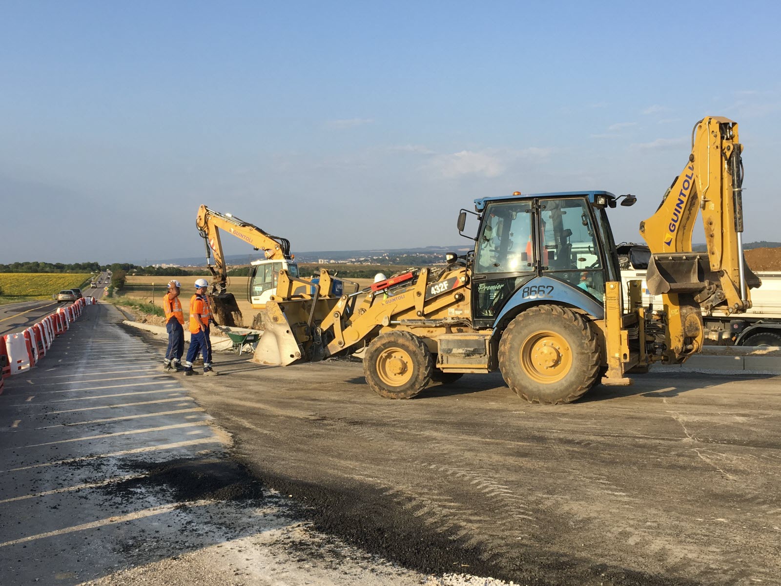pelleteuses-et-tractopelles-oeuvrent-sur-le-chantier-photo-lbp-stephane-trannoy-1596359363.jpg