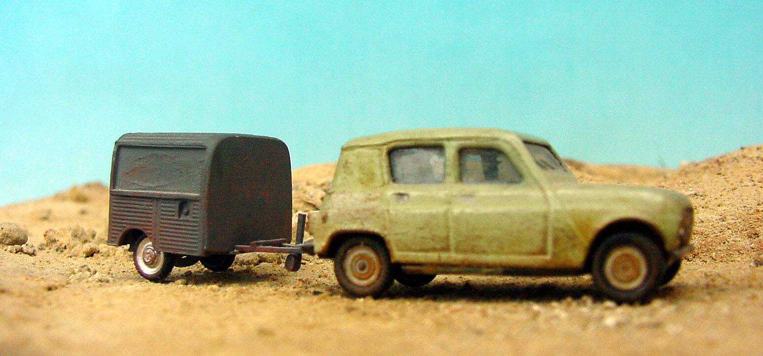 RENAULT LA 4L DE L'AMI SALQUES 3 ET SA DEMI 2 CV.JPG