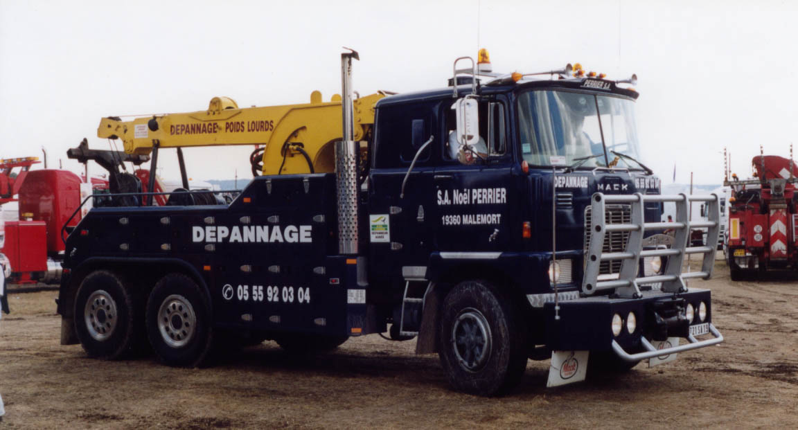 MACK_F_wrecker-001.jpg