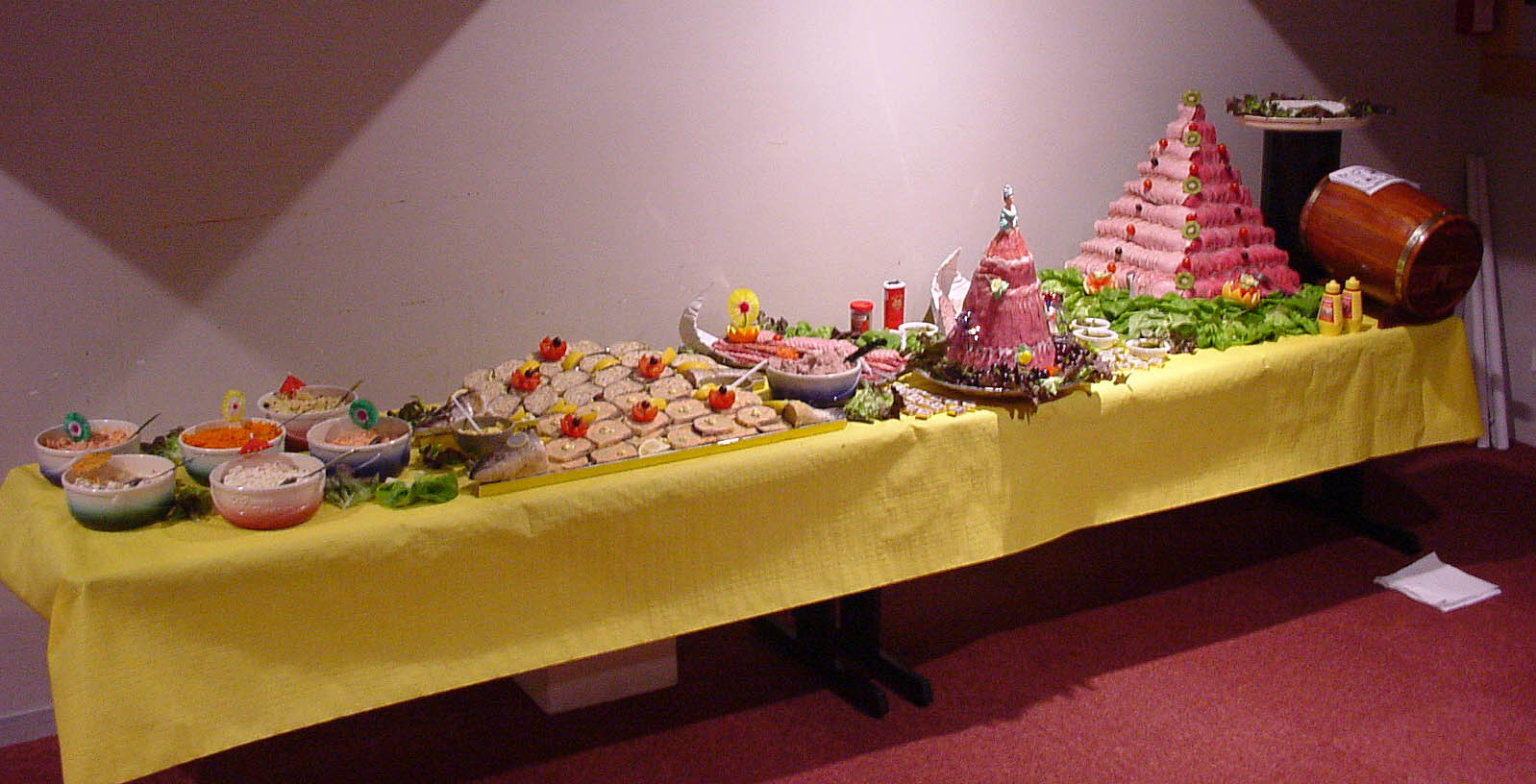A.G janvier 2003  buffet bien garni !.jpg