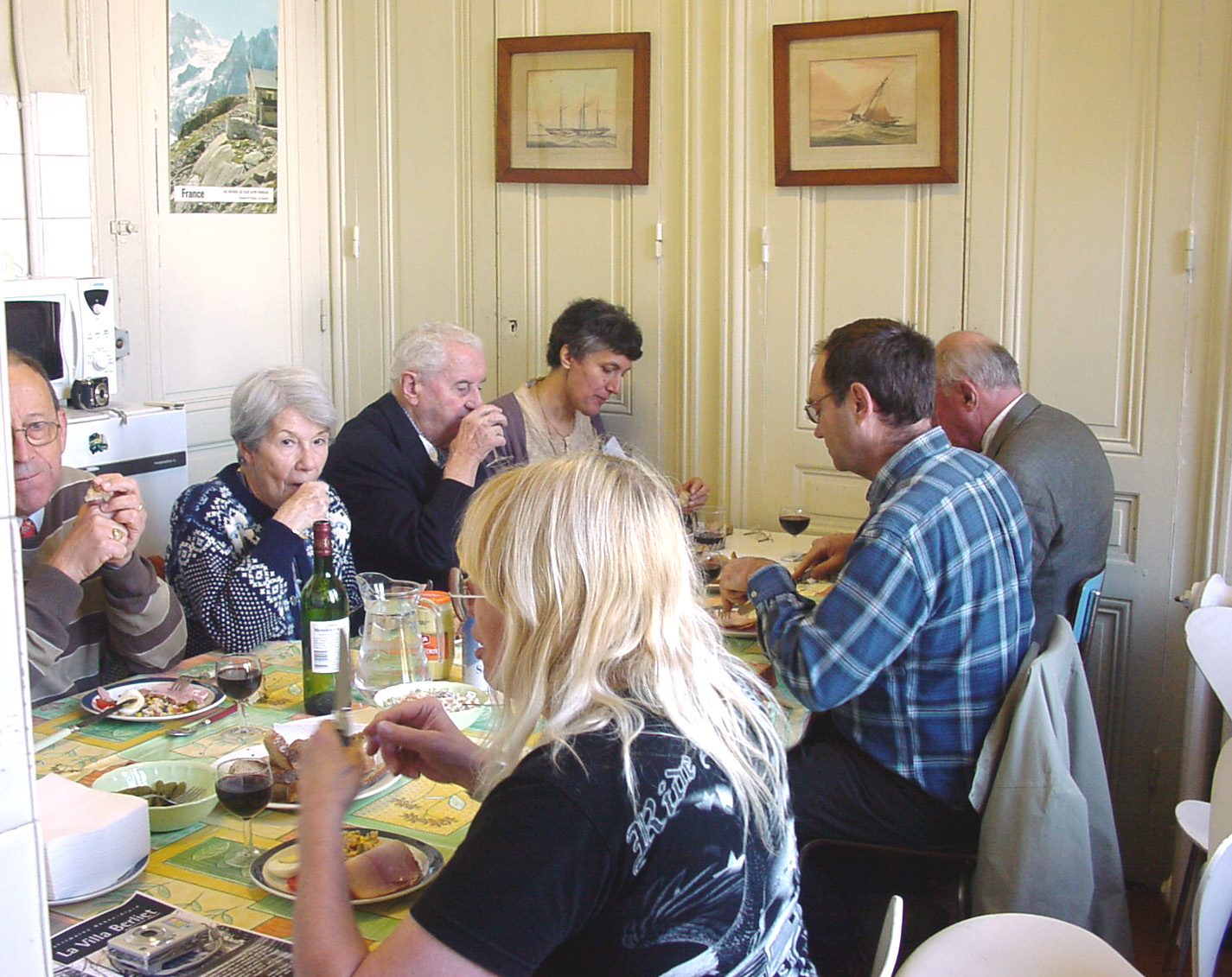 A table avec Mr Paul BERLIET (en train de boire) Gérard SALQUE face au grand homme en est tout ému. Une larme de bonheur coule le long de sa joue gauche ! La blonde Catherine a l'air de se dire: &quot; J'en ai vu d'autres!&quot;