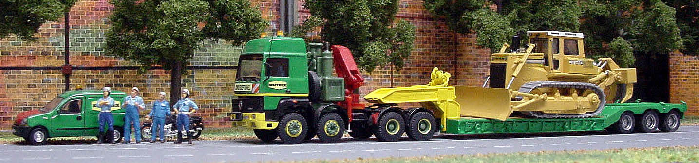 B Simtrex devant les hangars 1bis semi anglaise métal trac. .jpg